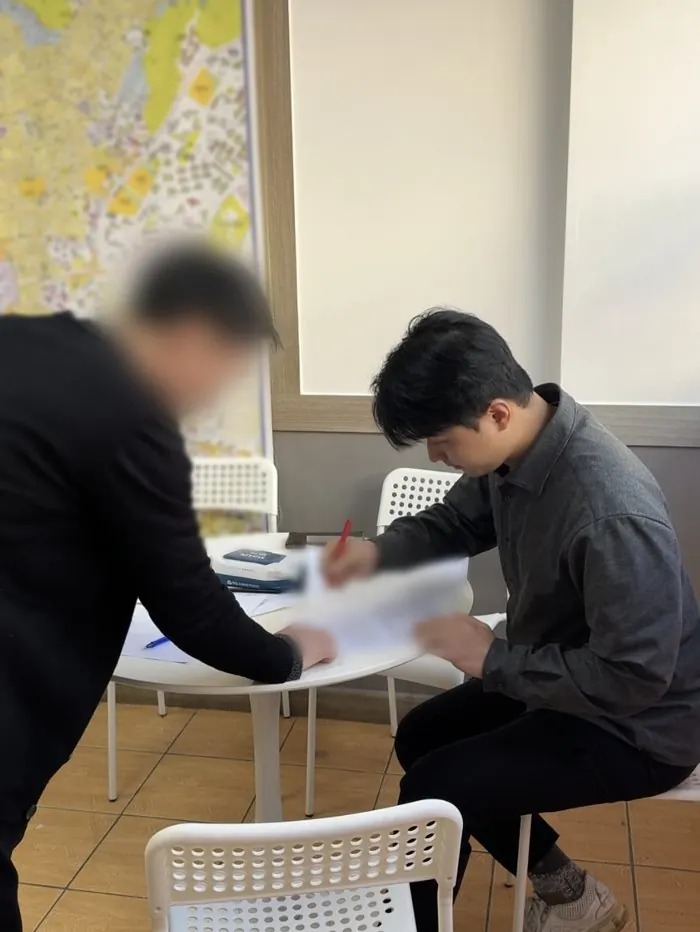 서류 서명 현장